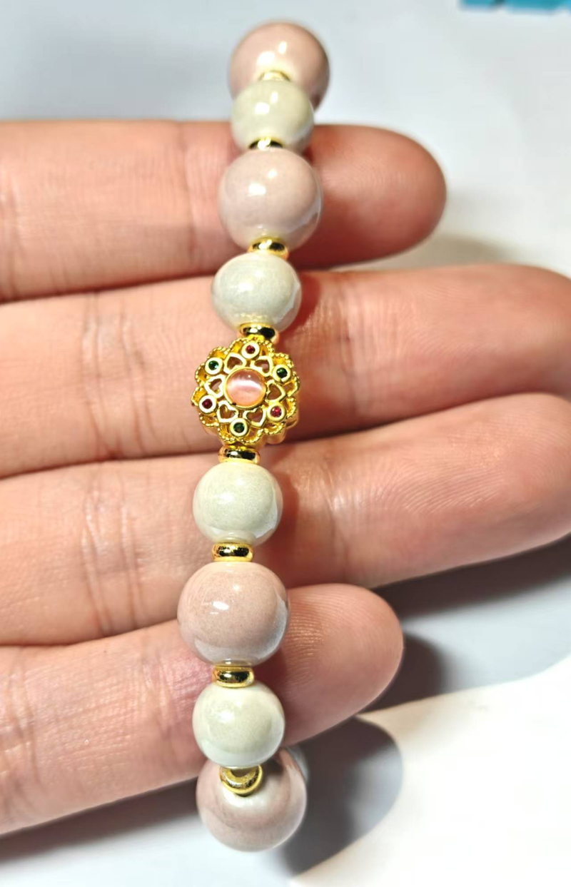 Handgefertigtes Keramikarmband aus Jingdezhen: Kunsthandwerklich gefertigt mit Perlen in zarten Pastellfarben, floralem Emaille-Anhänger und goldenen Details für alltägliche Eleganz_voghion.com