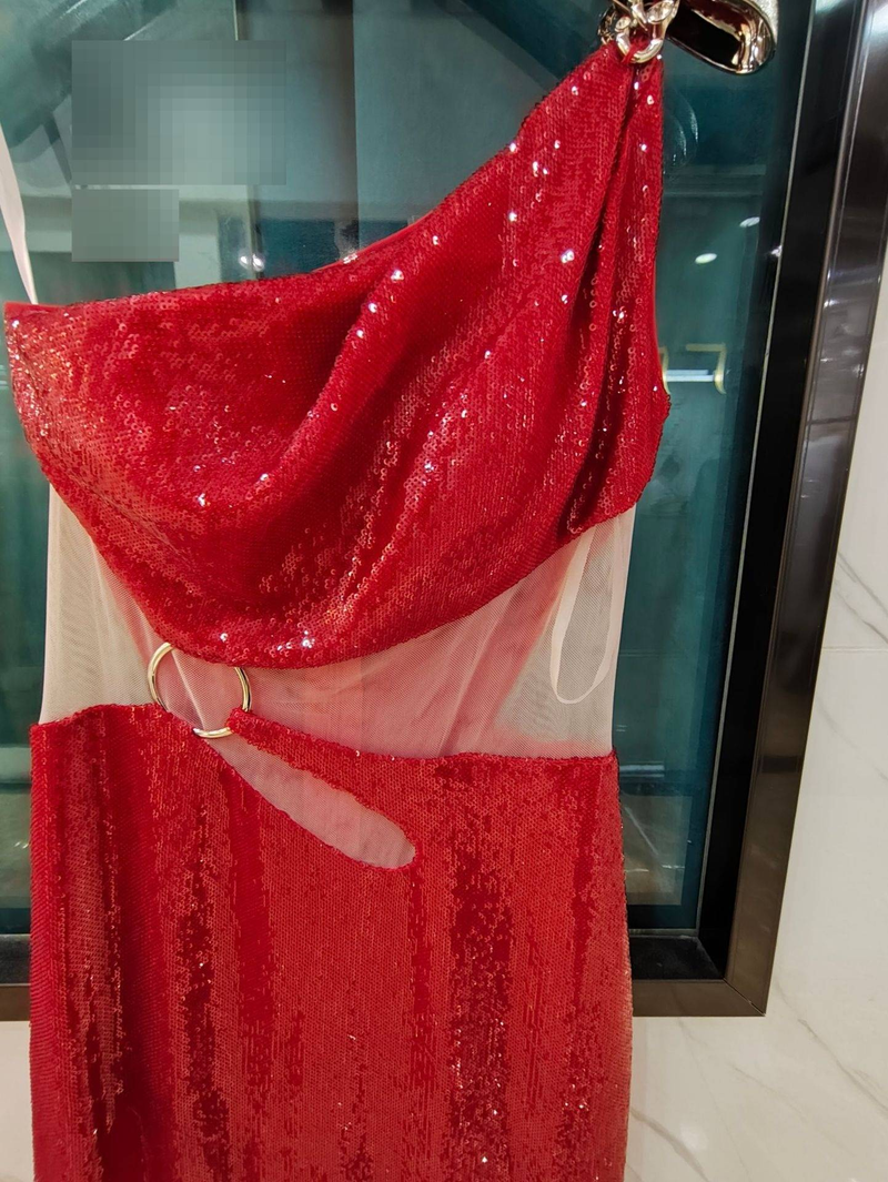 Elegante abito da sera a sirena con paillettes, spacco profondo e schiena scoperta, per feste, cocktail e occasioni speciali._voghion.com