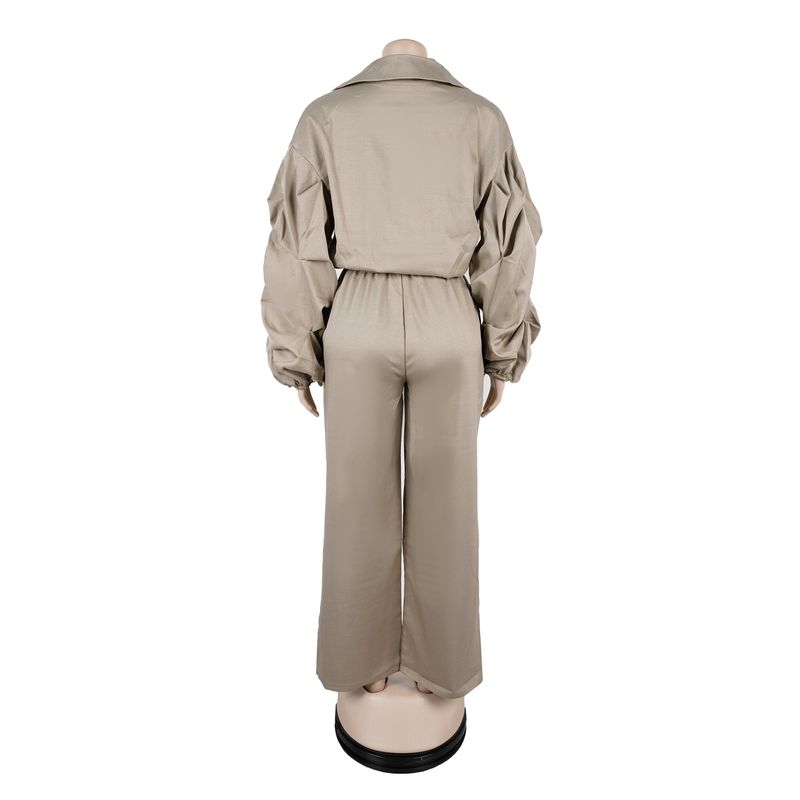 Completo da donna per il pendolarismo: camicetta con ampio risvolto e pantaloni con maniche a pieghe_voghion.com