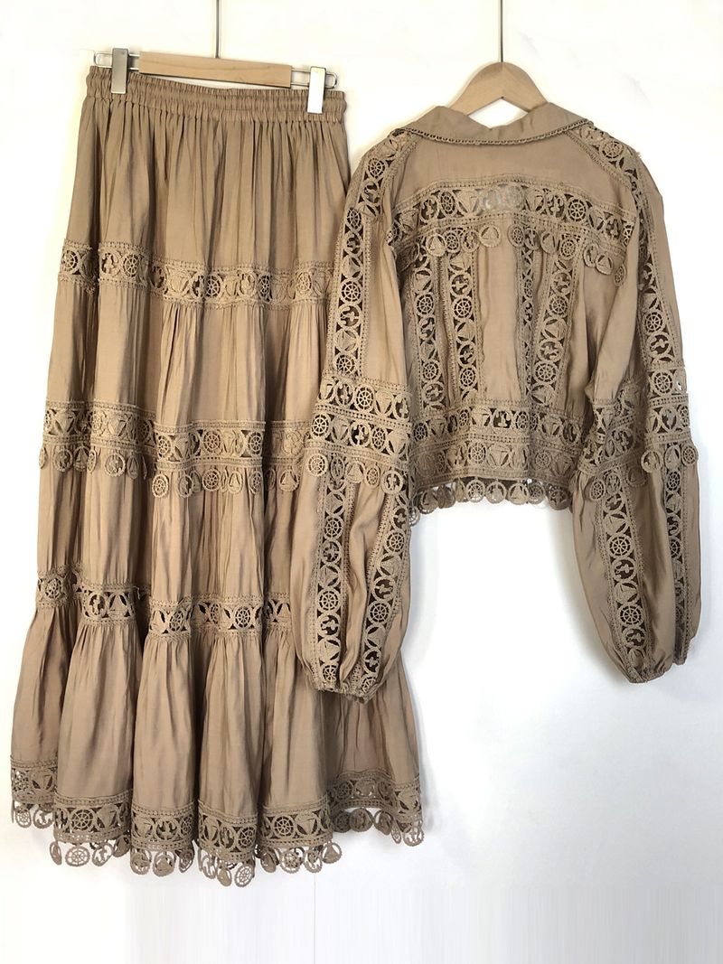 Completo elegante con camicetta con bordi in pizzo e gonna midi fluida – Completo due pezzi di ispirazione vintage_voghion.com
