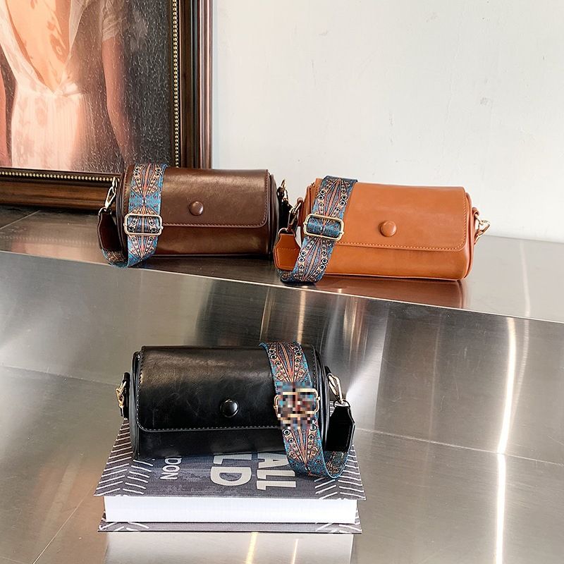 Piccola borsa a tracolla cilindrica con tracolla larga e tracolla larga, tendenza estiva 2024, da donna_voghion.com