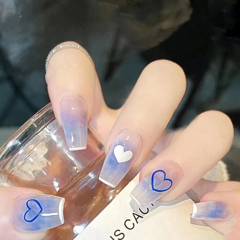 Unghie con punte a cuore blu e bianche, di media lunghezza, con gradiente fresco e indossabile. Nail art_voghion.com