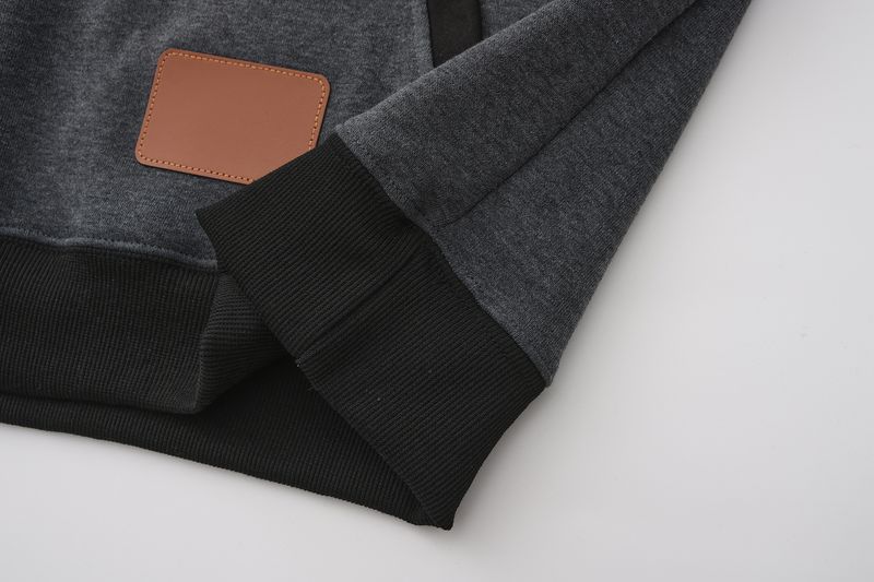 Új, menő férfi kapucnis pulóver, színes blokkokkal, sapkacímkével és menetes húzózsinórral._voghion.com