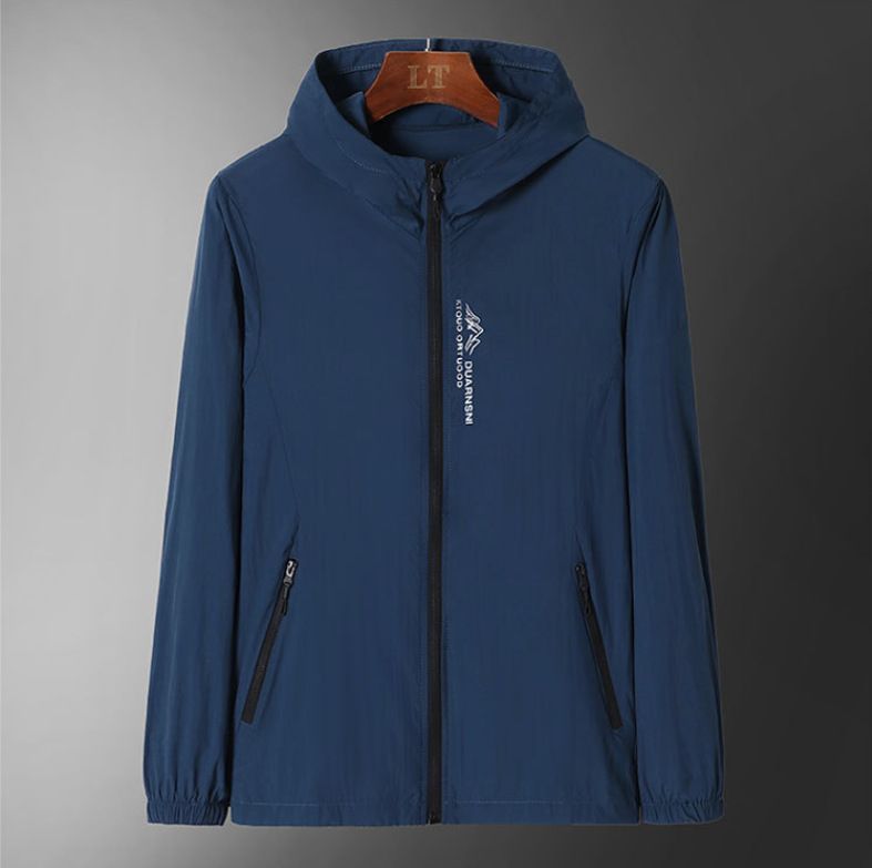 Unschlagbare Qualität Sommer Kapuze Lockere und leichte Windjacke Haut Herren bedruckt Reißverschluss Einfache UV-beständige Outdoor-Sonnenschutzjacke_voghion.com