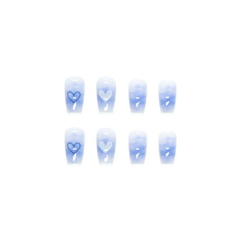 Unghie con punte a cuore blu e bianche, di media lunghezza, con gradiente fresco e indossabile. Nail art_voghion.com