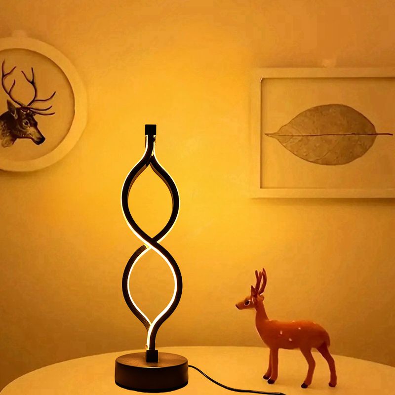 Lampada da scrivania creativa con tre colori tra cui scegliere, regolabile tramite USB_voghion.com