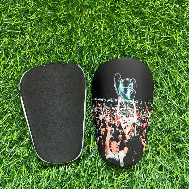 Mini parastinchi da calcio - Protezioni leggere per le gambe da calcio per ragazzi, design traspirante e antiscivolo (8-12 cm) - Regolabili in 3 misure_voghion.com