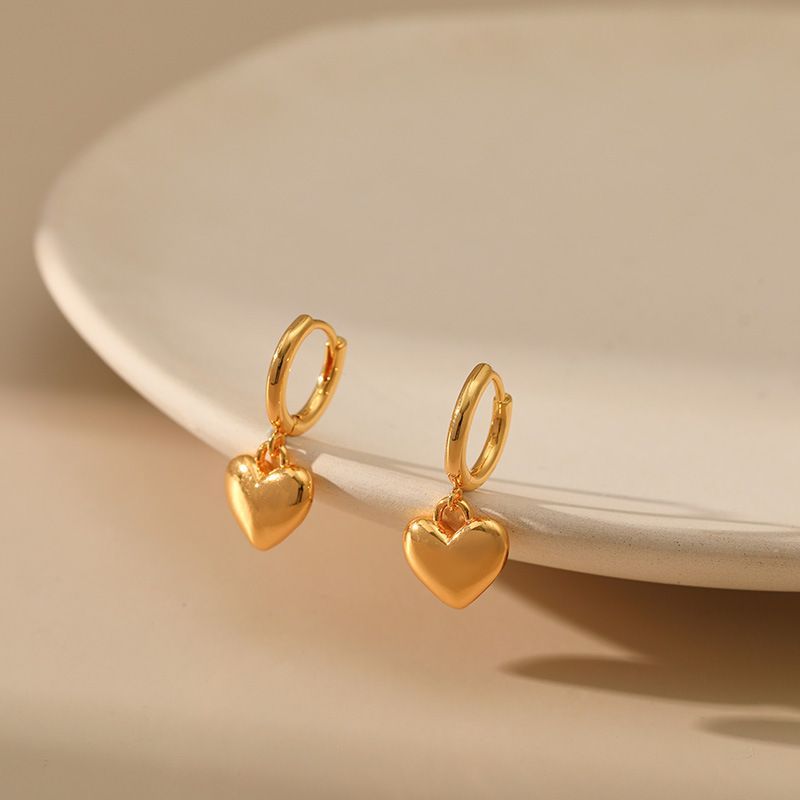 Herzförmige, farbechte, trendige Ohrringe mit echtem K-Gold. Klassischer Stil, passend zu allen Business-Looks._voghion.com
