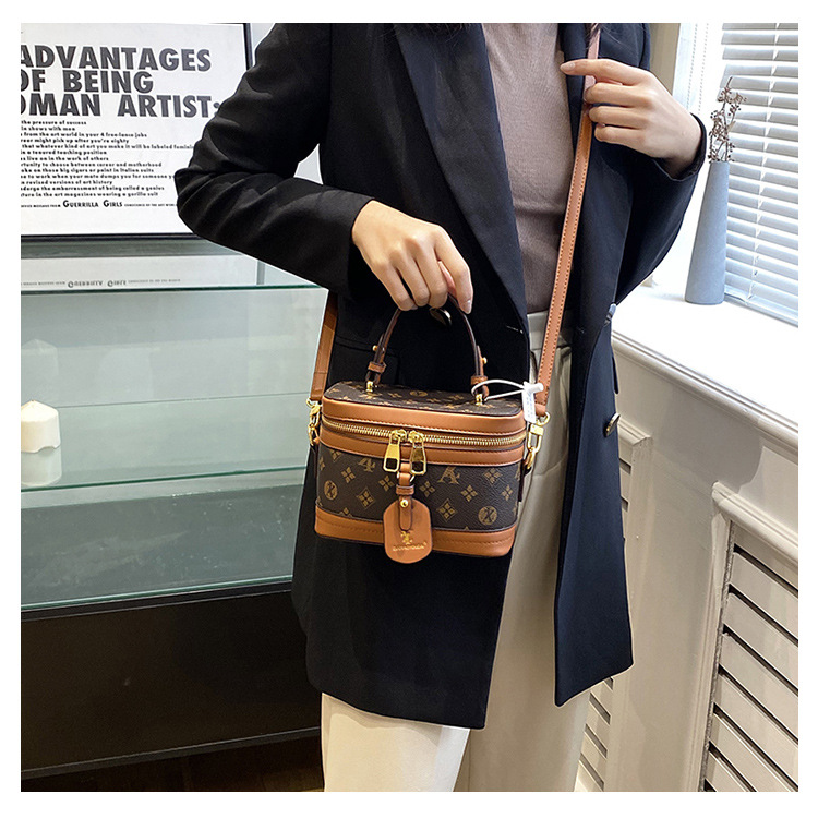 Alta calidad para las mujeres 2023 Nueva moda caja impresa Versátil portátil hombro crossbody Maquillaje bolsa tendencia_voghion.com