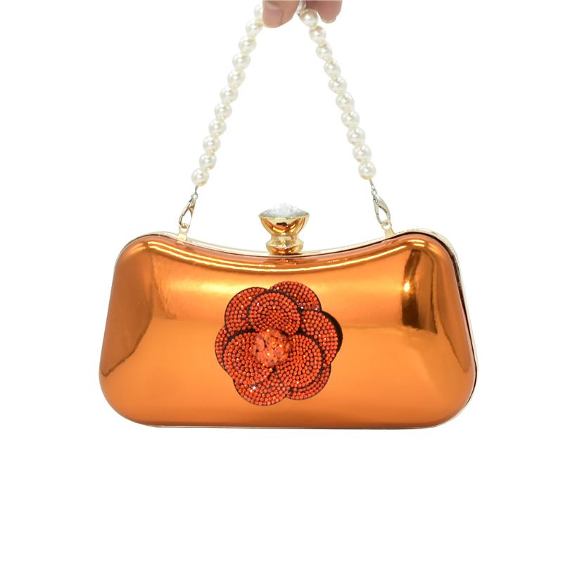 Kombinéiert den Owend mat glänzende Sandalen mat héijen Absätz a ronnem Fëschmond an engem Clutch-Set mat dräidimensionalen Decals_voghion.com