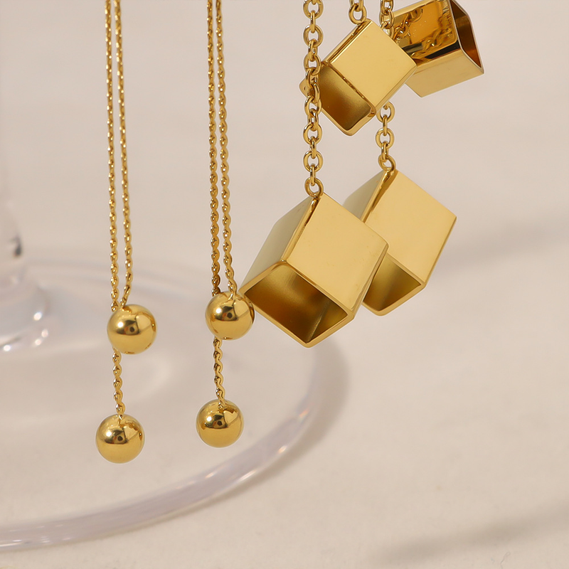Boucles d'oreilles en acier au titane à pampilles carrées incrustées de diamants géométriques INS avec placage d'or véritable 14 carats et boucles d'oreilles à la mode_voghion.com