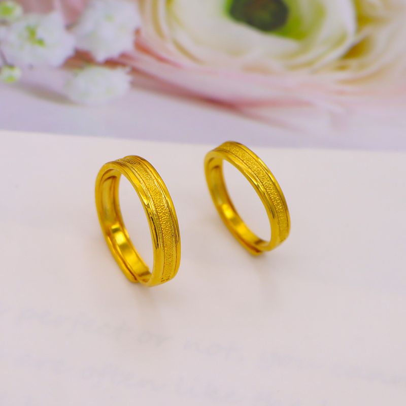 Sandgoldener Ring für Paare in Hochzeitsfarbe, mit glatter, plattierter Oberfläche, die lange nicht verblasst._voghion.com