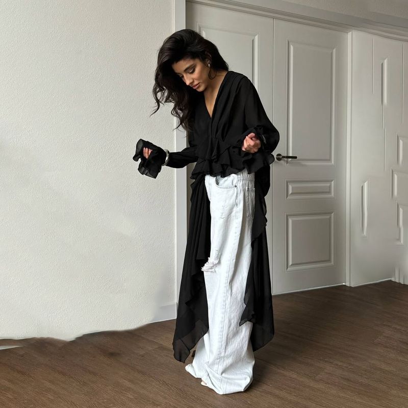 Blusa elegante de gasa holgada con cuello en V, mangas acampanadas y volantes en el bajo - Top bohemio oversize de moda para mujer_voghion.com