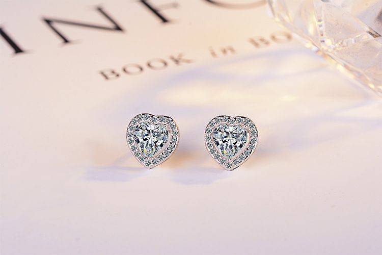 Orecchini con zirconi a forma di cuore e diamanti alla moda Orecchini con temperamento_voghion.com