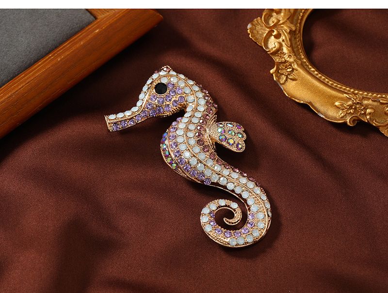 Herbst und Winter süße Strass Seepferdchen Brosche kreative Marine Leben Kleidung Pin Cartoon Dual-Use-Accessoire_voghion.com