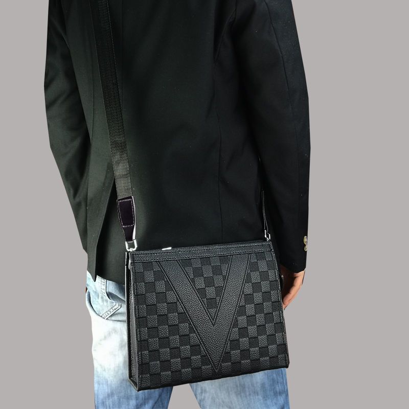 Handheld schouder reliëf kleine vierkante sociale geest jonge man 2024 nieuwe zachte lederen crossbody platte tas, herentas_voghion.com
