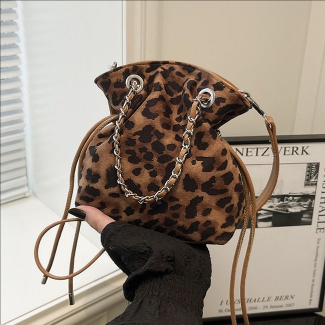 Borsa a secchiello con stampa leopardata di tendenza di quest'anno per le donne, autunno 2025, nuova borsa a tracolla casual con catena di nicchia_voghion.com