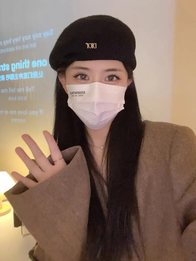 French temperament irregular beret women's autumn and winter face small shaped bud hat white wool painter hat
_voghion.com