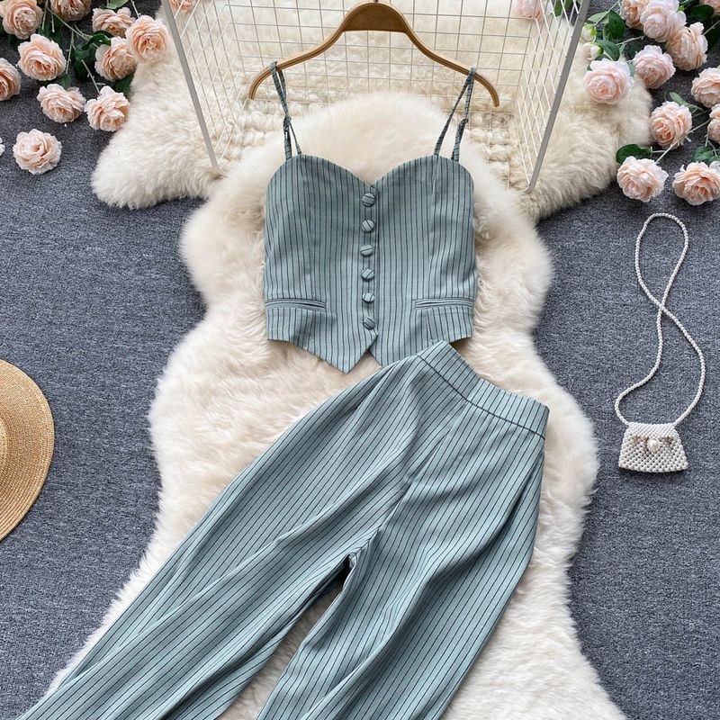 Abiti da donna alla moda ed eleganti, leggeri e maturi, canotta a righe, gilet, pantaloni, completo due pezzi_voghion.com