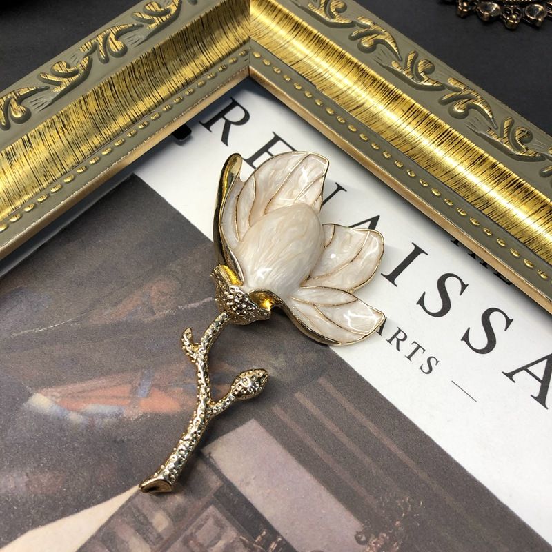 Live streaming of ancient Western white magnolia three-dimensional flower brooch silver needle earrings jewelry_voghion.com