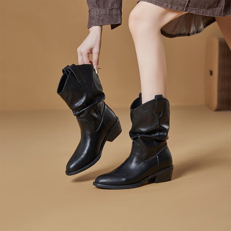Kurze Stiefel mit niedrigem Absatz und Plissee-Retro-Muster, Lederstruktur, modische Damenstiefel zum Hineinschlüpfen, minimalistische Ästhetik und moderner, funktionaler Stil._voghion.com