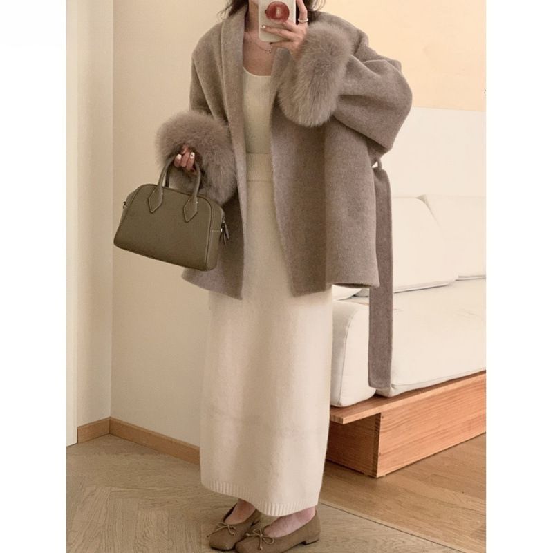 Eleganter Tweedmantel mit Gürtel, 3D-Stickerei und Ärmeln aus Kunstpelz – Übergroßer Longline-Blazer für Damen (Grau, Beige) – Oberbekleidung im Boho-Chic-Stil_voghion.com