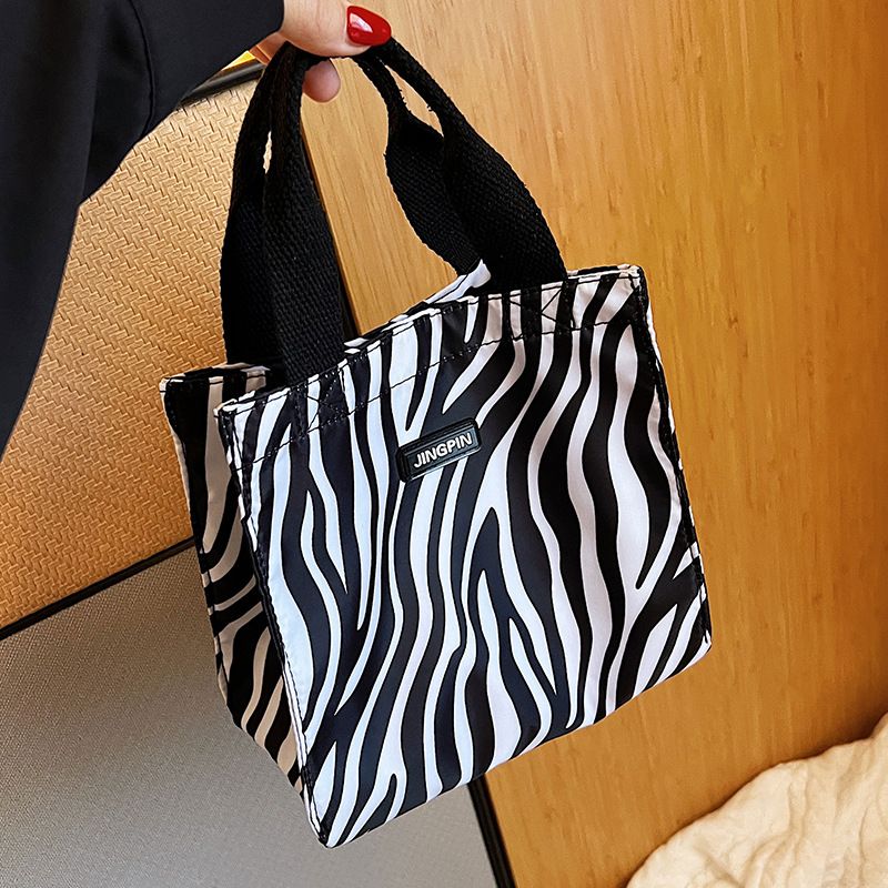 High-End Sense Outing Sonstiges für Damen 2024 Neue exquisite kleine Stoff-Lunchtasche modische einfarbige Handtasche_voghion.com