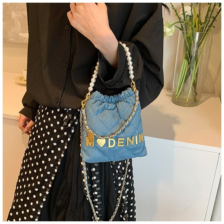 2024 Sommer Neue Gras Gestrickte Englisch Brief Kinder und Mädchen Eltern-Kind Handheld Unterarm Müll Frauen Tasche_voghion.com