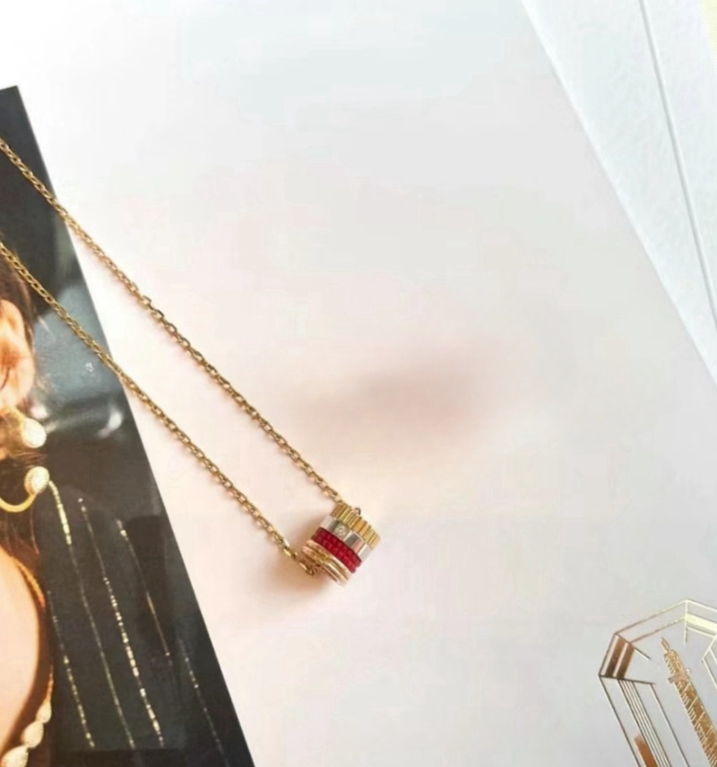 Designer's Couple High Luxury Fashion Trendy Cool New Gear Inlaid Diamond Ceramic Rotating V-Gold Color Separation Necklace INS Couple Necklace_voghion.com
