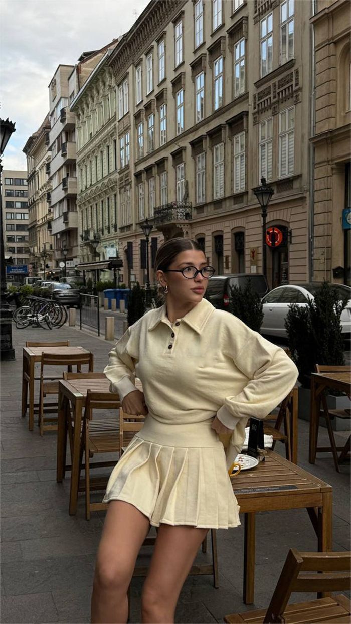 Damska bluza z kapturem zapinana na guziki, z elastyczną talią i plisowaną spódnicą – jednokolorowy, dwuczęściowy strój na co dzień, idealny na miejski styl i wygodę_voghion.com