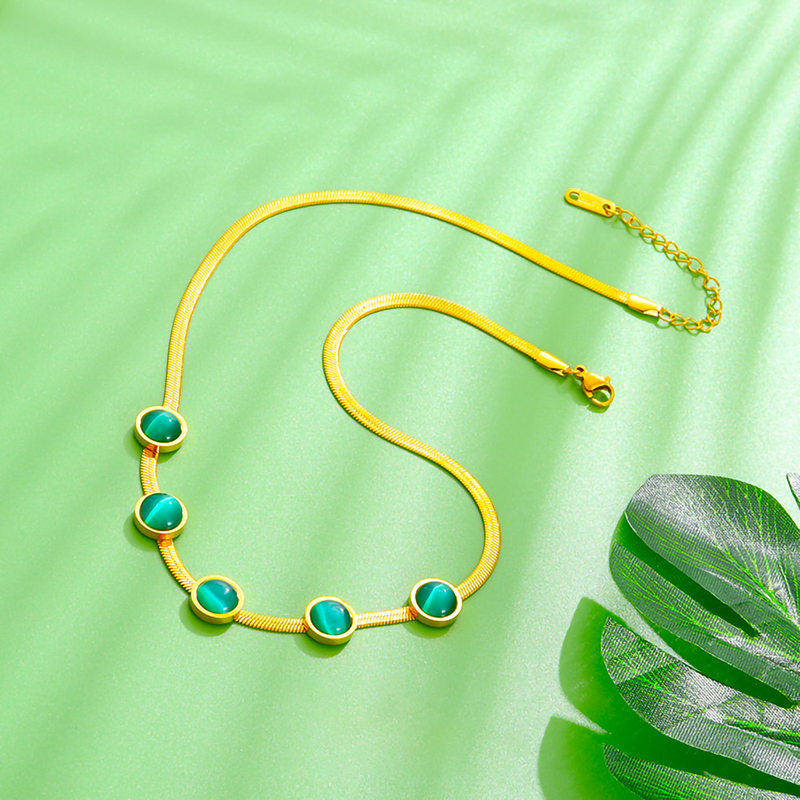 3-teiliges, elegantes, vergoldetes Set aus Armband, Halskette und Ohrringen mit grünem Chalcedon, geeignet für Damenpartys, Feiern und den Alltag_voghion.com
