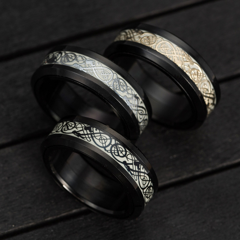 Gli uomini trasformano l'anello del drago che si illumina al buio in un anello rotante per ridurre lo stress_voghion.com