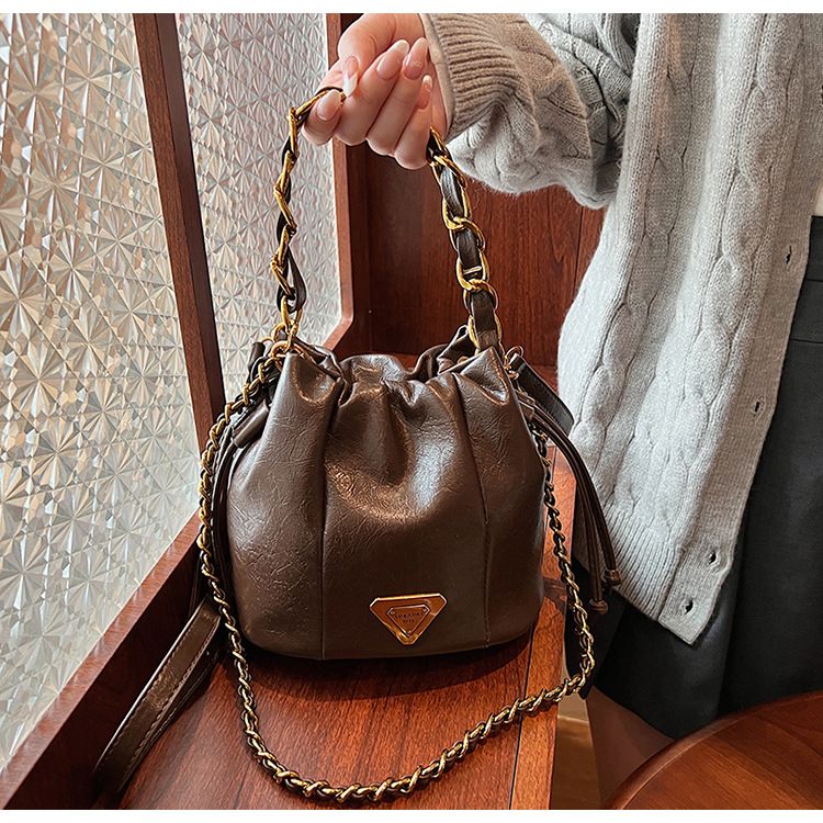 Soft leather pleated bucket bag, women's light luxury bags with a stylish and niche high-end texture, chain shoulder_voghion.com
