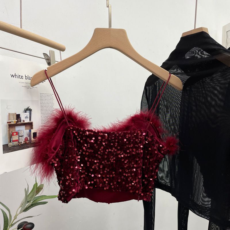 Completo due pezzi con canotta in pelliccia e paillettes + maglietta a maniche lunghe con collo alto e mezza maglia in prospettiva_voghion.com