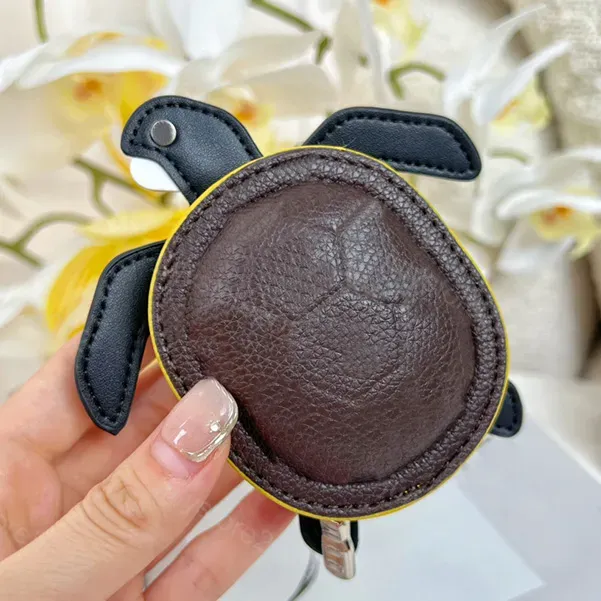 Designer-Schlüsselanhänger für Damen, Schildkröten-Etui, modischer 2-Taschen-Anhänger, Herren-Designer-Leder-Taschenanhänger-Accessoires, Schlüssel_voghion.com