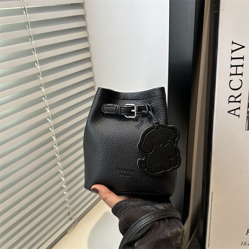 2025 New Bucket Women, Nischen-Modebewusstsein, einfache Handtasche mit kleinem Hundeanhänger, Schulter- und Umhängetasche für Frauen_voghion.com