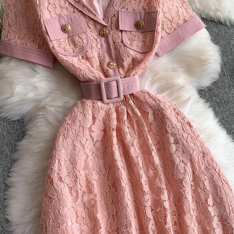 Abito da donna di alta classe, elegante, con colletto, a maniche corte, nuovo, con vita sottile e gonna lunga in pizzo._voghion.com