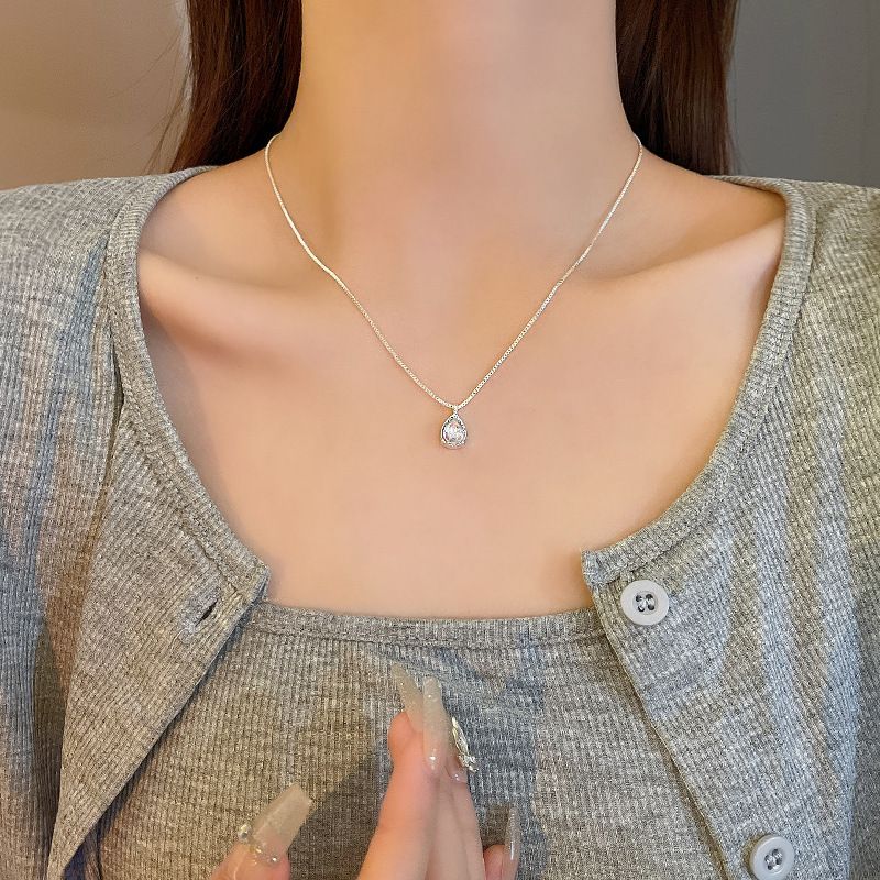 Ogrlica Spicy Girl Super Peneča verižica z metuljčkom, vsestranska, vrhunska, ženska, lahka, luksuzna, iz titana_voghion.com