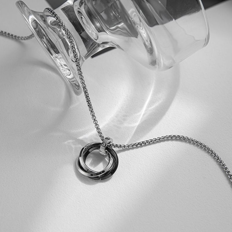 Collana minimalista in acciaio al titanio con ciondolo a tre anelli intrecciati, accessorio alla moda per uomo_voghion.com