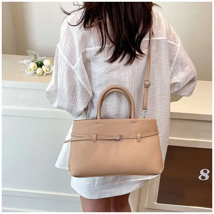 Summer New Niche Design Simple Commuter Large Capacity Handheld Briefcase Single Shoulder Crossbody Bag_voghion.com