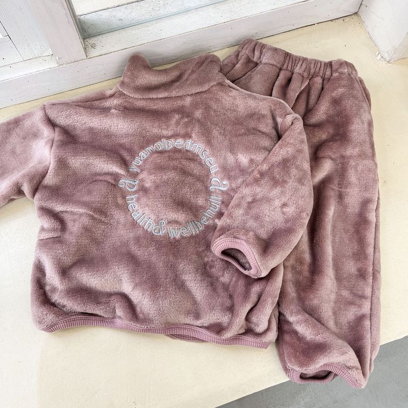 El terciopelo coralino del bebé del otoño/invierno de los muchachos de los pijamas de la franela de los niños fijó Homewear de las muchachas de los niños_voghion.com