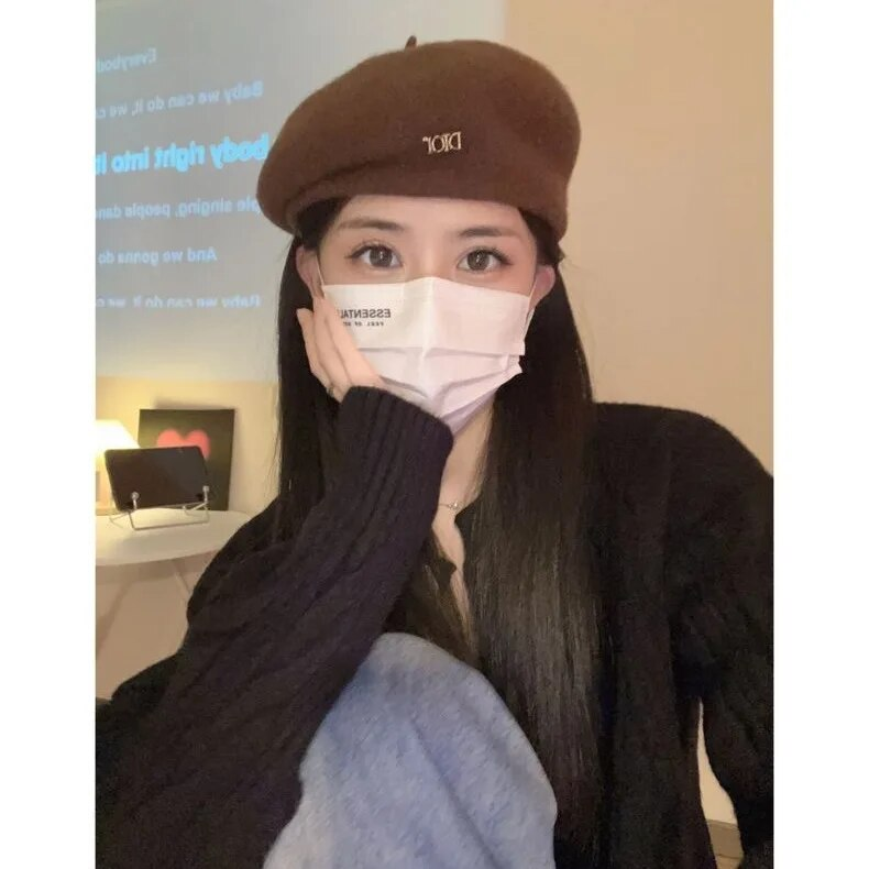 French temperament irregular beret women's autumn and winter face small shaped bud hat white wool painter hat
_voghion.com