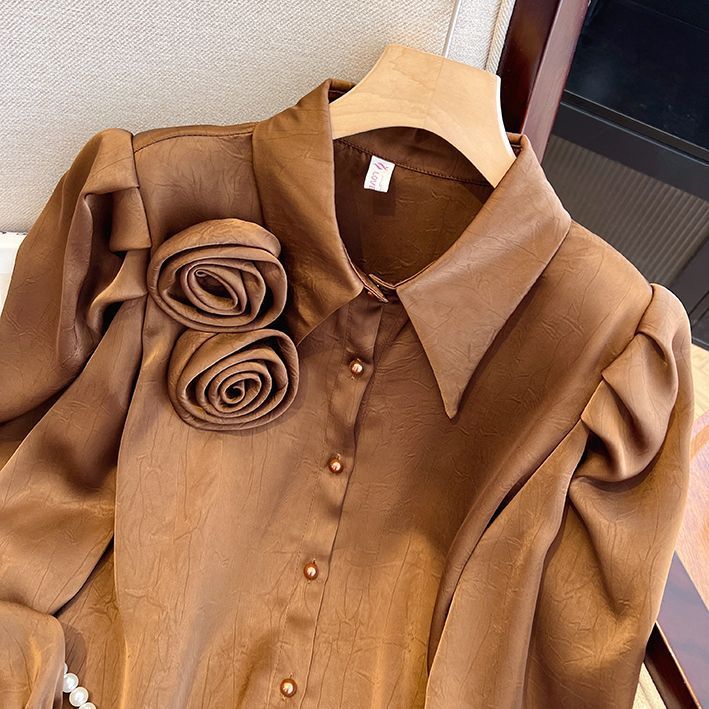 Camicetta floreale con collo alto e maniche a sbuffo – Elegante camicia in raso French Chic da donna, leggera camicetta a maniche lunghe con apertura frontale (rosso, marrone, nero)_voghion.com