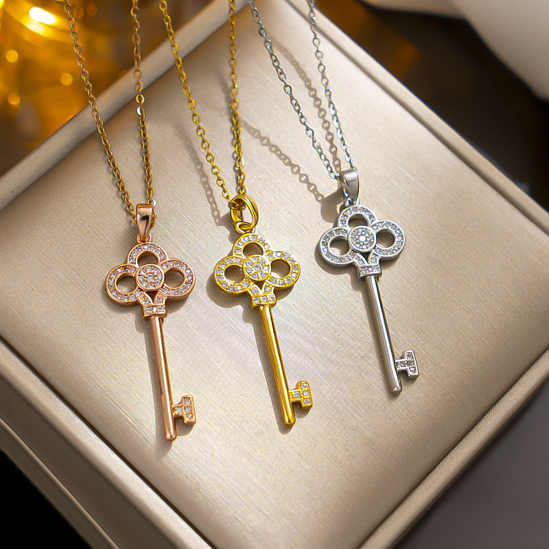 Collar de acero de titanio con llave de trébol de sentido avanzado de diseñador, collar de oro galvanizado para mujer_voghion.com
