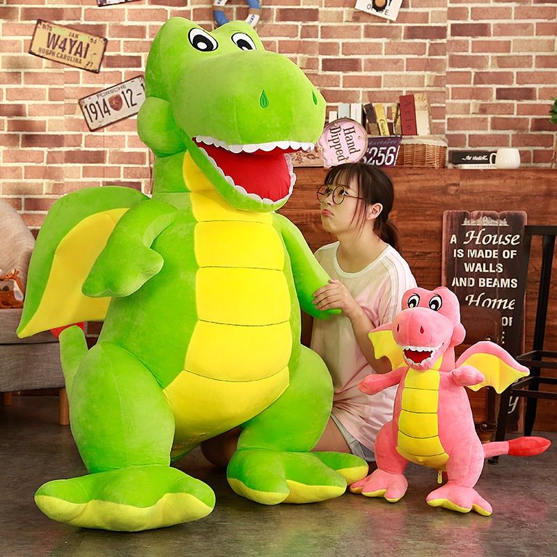Et un adorable dinosaure en peluche, une poupée dragon ailé, un animal en peluche_voghion.com