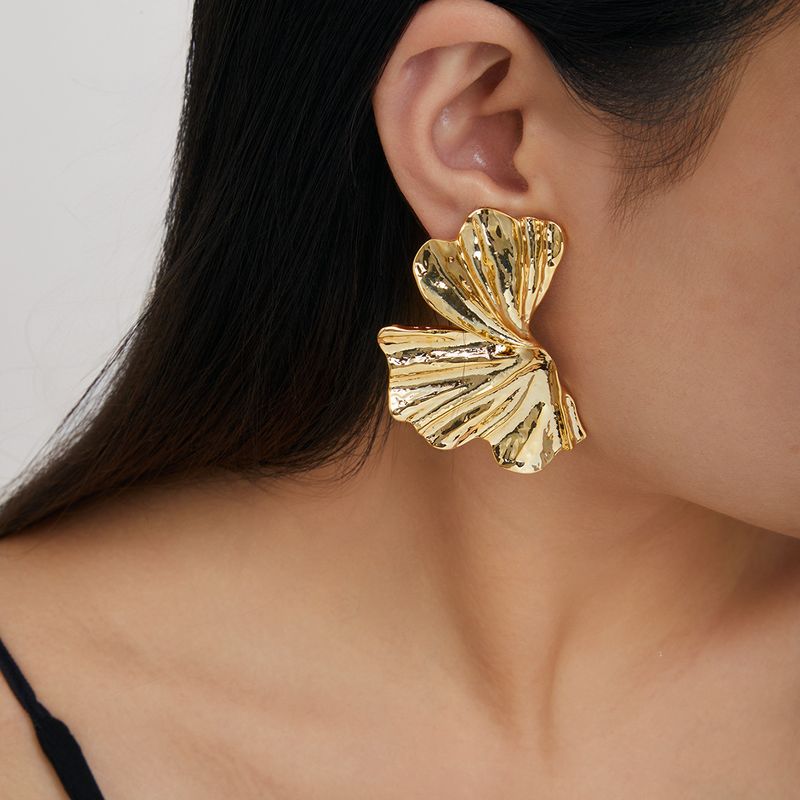 Orecchini da donna alla moda in metallo placcato oro con foglia di ginkgo esagerata_voghion.com