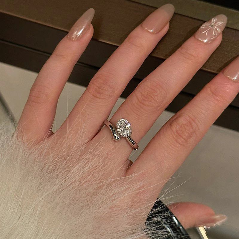 Kyyhkysenmuna-zirkoni naisille, hienostunut, niche-tyylinen, monipuolinen muotoilu, kevyt luksus, huippuluokan, etusormuksen sormus_voghion.com