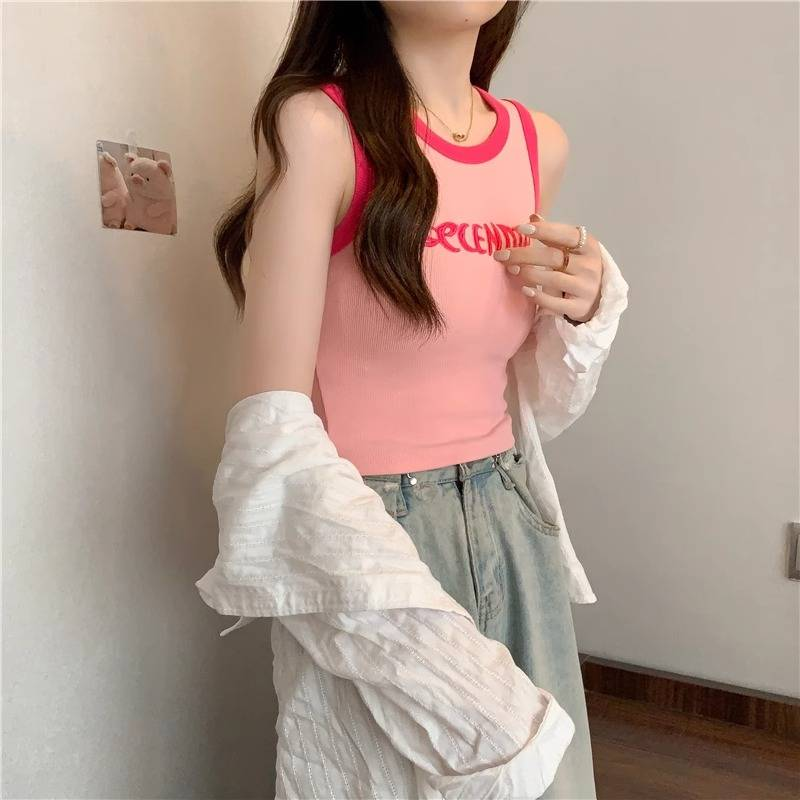 Yllään Camisole-toppi, plus-kokoinen tyttö kuuman tytön kanssa, jolla on dopamiinihihaton toppi kesällä_voghion.com
