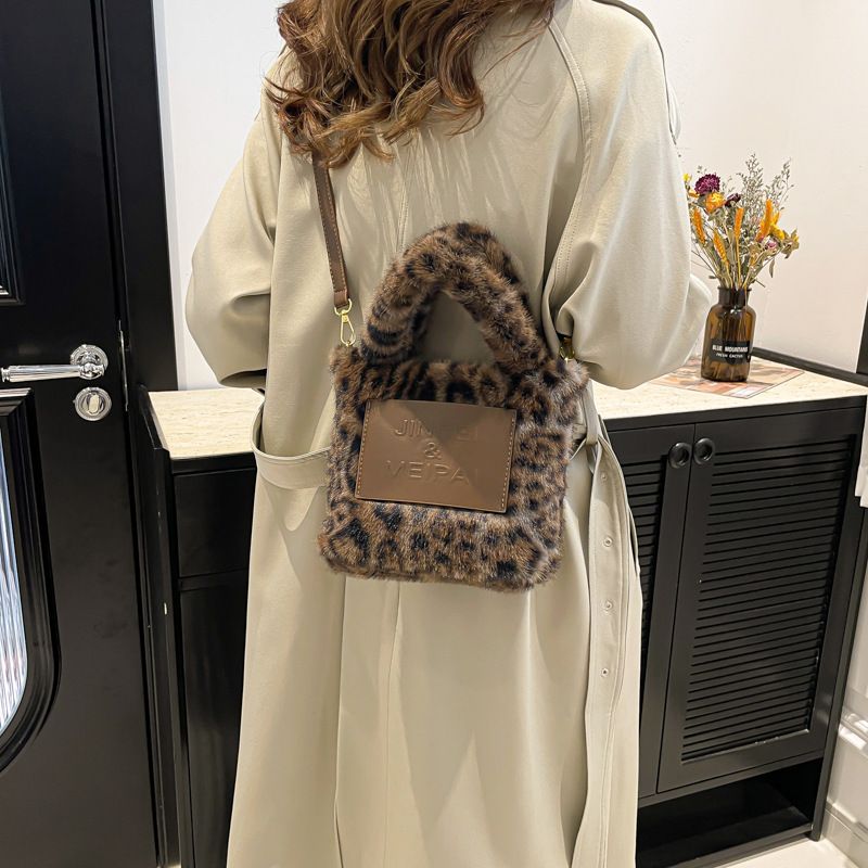 Borsa a mano con lettera, nuova borsa invernale 2024, carina, in peluche, a forma di cuore, con prodotto per il benessere._voghion.com