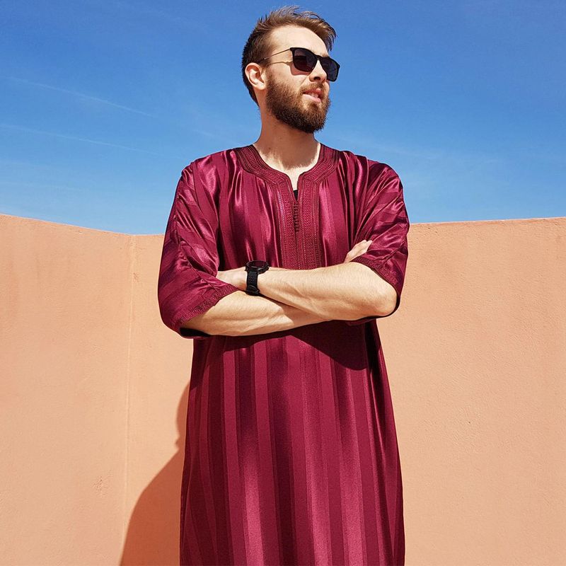 Vīriešu apģērbs Tuvo Austrumu Marokas Dubaijas apģērbs svītrains halāts ar vidējām piedurknēm, izšūts Saūda Arābijā_voghion.com